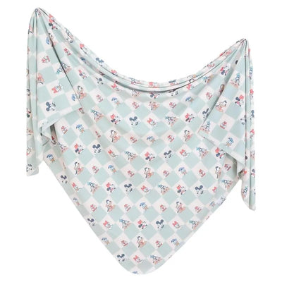 Knit blanket featuring a playful diamond pattern with Disney characters Mickey Mouse and Friends, in soft pastel colors.