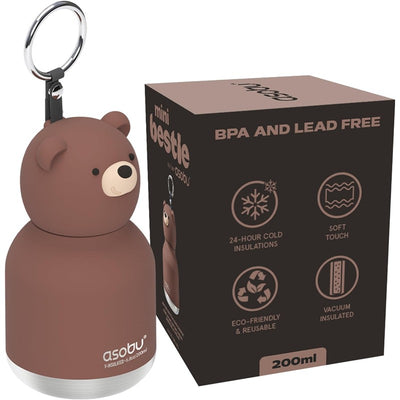 Stainless steel mini bottle designed as a brown bear, featuring a silicone head and a keychain attachment, with packaging detailing insulation and eco-friendliness.