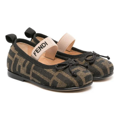 Black and beige Fendi Baby girl ballerina shoes with a bow detail and elastic strap, featuring the Fendi logo.
