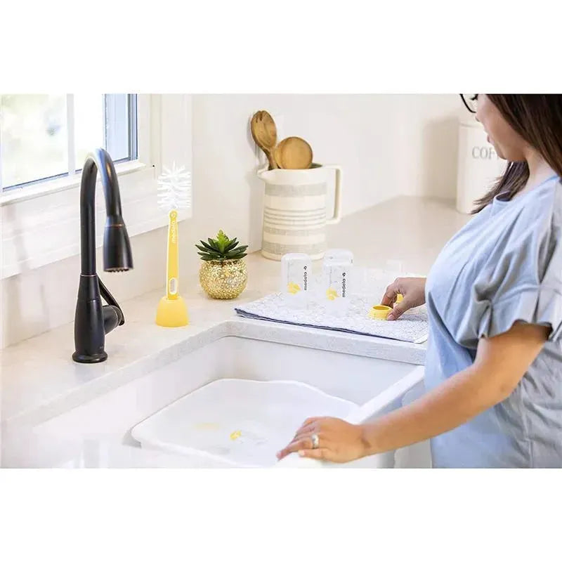 Medela - Quick Clean Bottle Cleaning Brush Image 3
