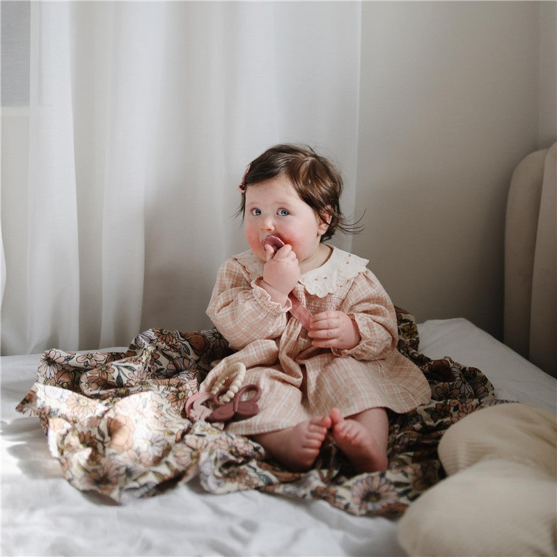 Mushie Linen Pacifier Clip 2-Pack - Dusty Rose/Shifting Sand Image 6