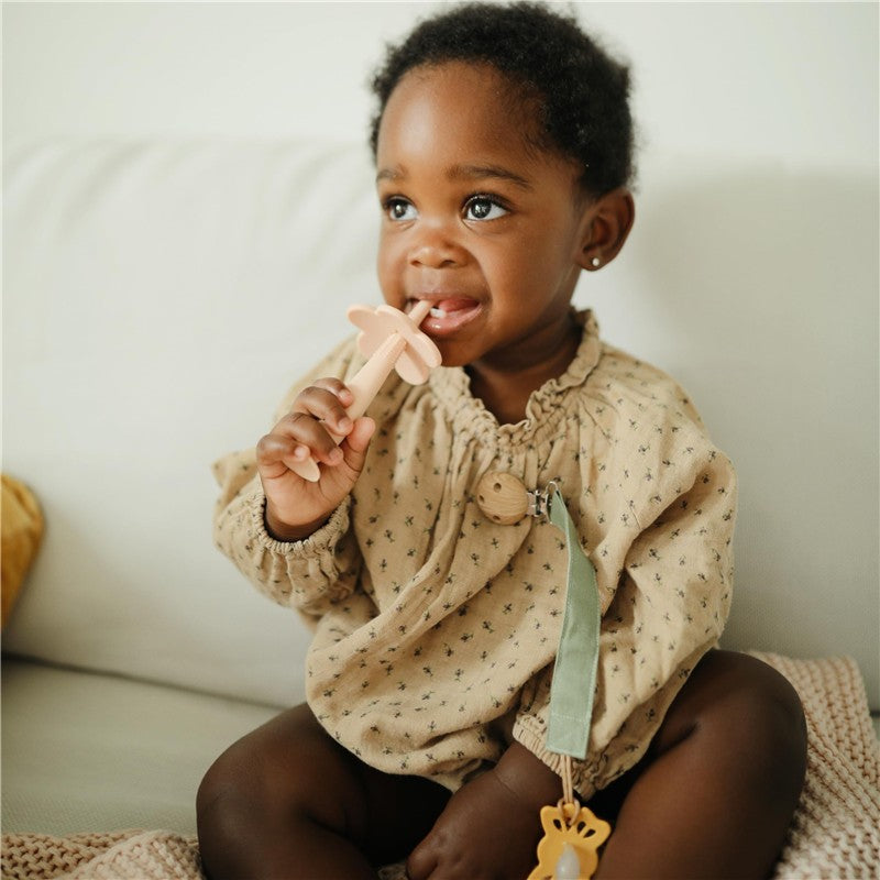 Mushie Linen Pacifier Clip 2-Pack - Olive/Shifting Sand Image 6
