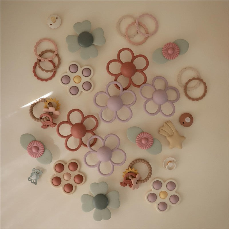 Mushie Daisy Rattle Teether - Soft Lilac Image 6