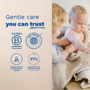 Mustela Arnica Gel with Organic Calendula displayed alongside a child receiving gentle care, highlighting product certifications and key claims.