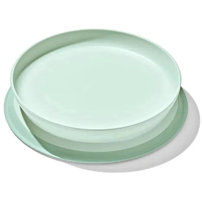 Suction plate in opal color designed for kids, featuring a raised edge to prevent spills.