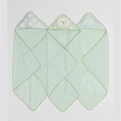 Hooded towels in green with bear design, part of the Piccolo Bambino 3-pack set. Cozy for toddlers post-bath.