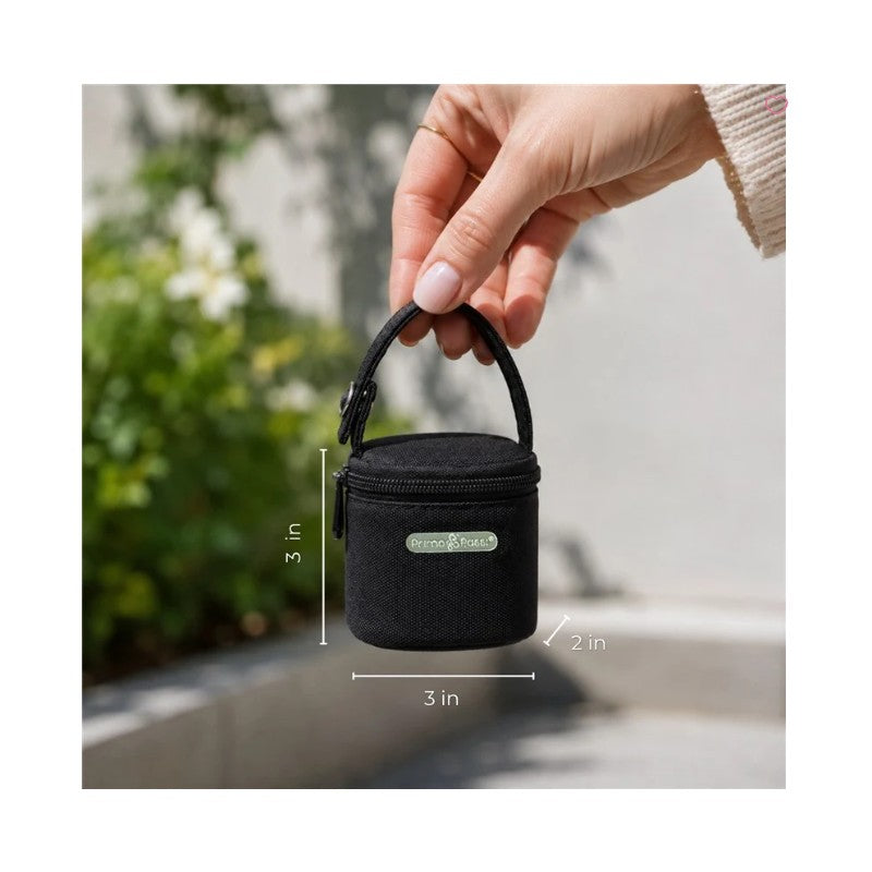 Black Primo Passi bottle bag with dimensions displayed, held by a hand against a blurred outdoor background.