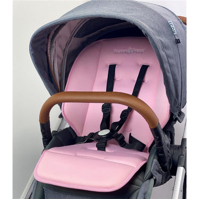 Light pink Primo Passi universal stroller liner set in a gray stroller, featuring a brown handlebar and safety harness.