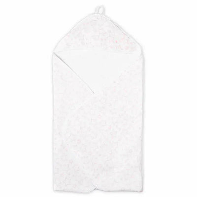 Hooded towel in pink with a star pattern, featuring a soft muslin fabric designed for drying and wrapping babies.