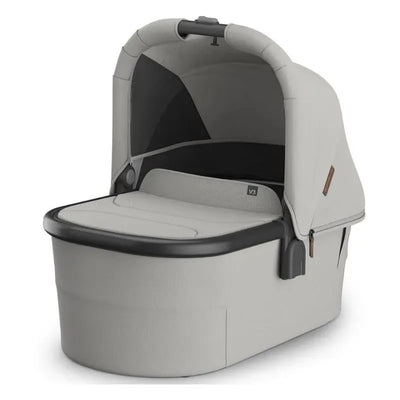 Uppababy Bassinet V3 in Pearl Gray Jacquard with Carbon Frame, featuring a zippered cover and mesh ventilation.
