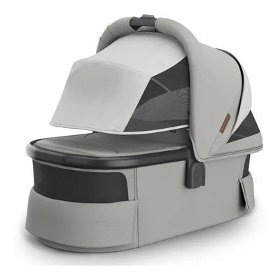 Uppababy Bassinet V3 in Savannah, featuring a pearl gray jacquard fabric and carbon frame, suitable for infants.
