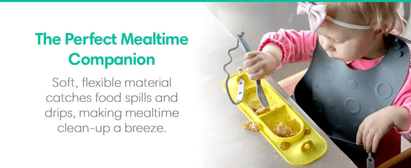 Conjunto de babador e utensílio para bebê ocupado