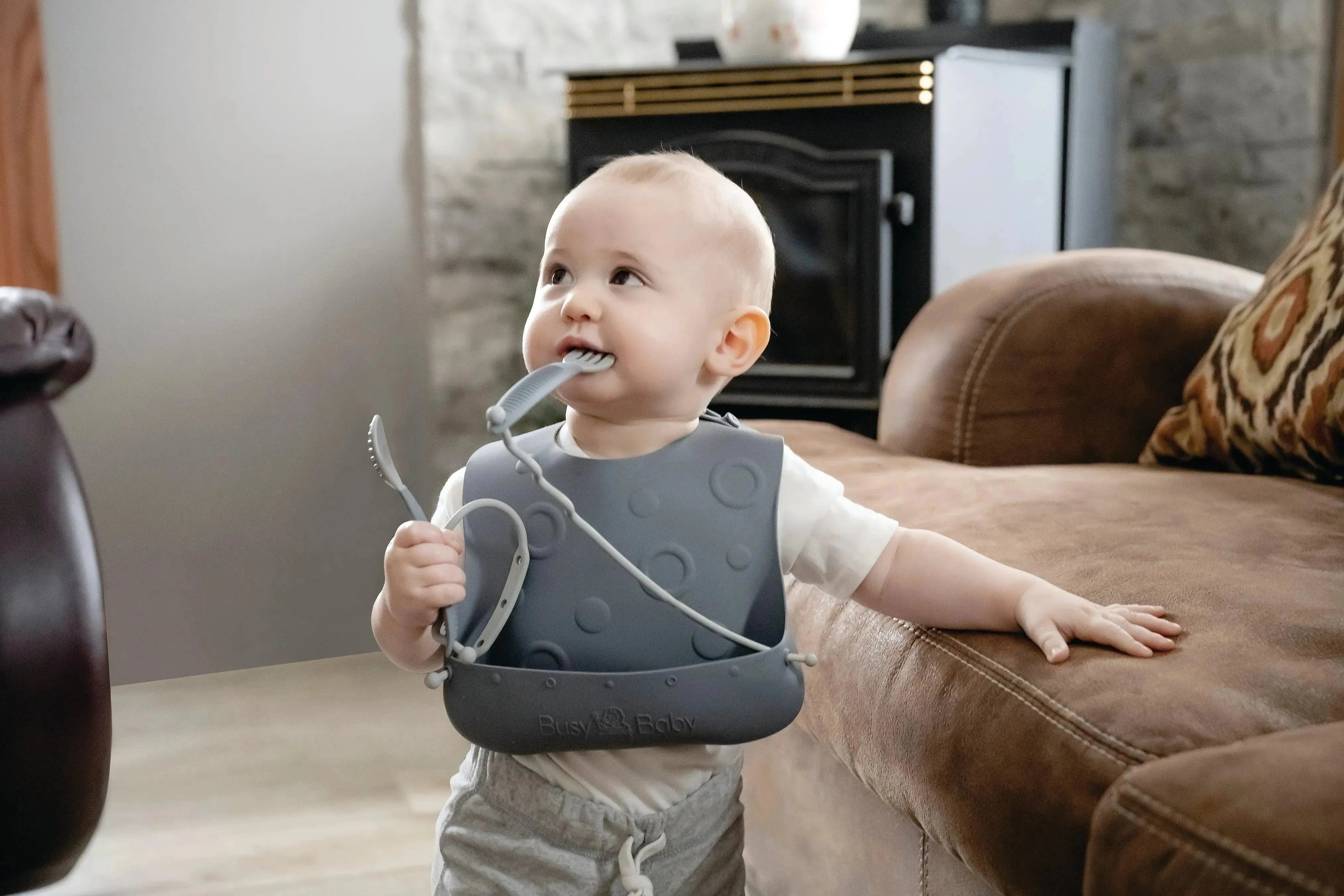 Conjunto de babador e utensílio para bebê ocupado