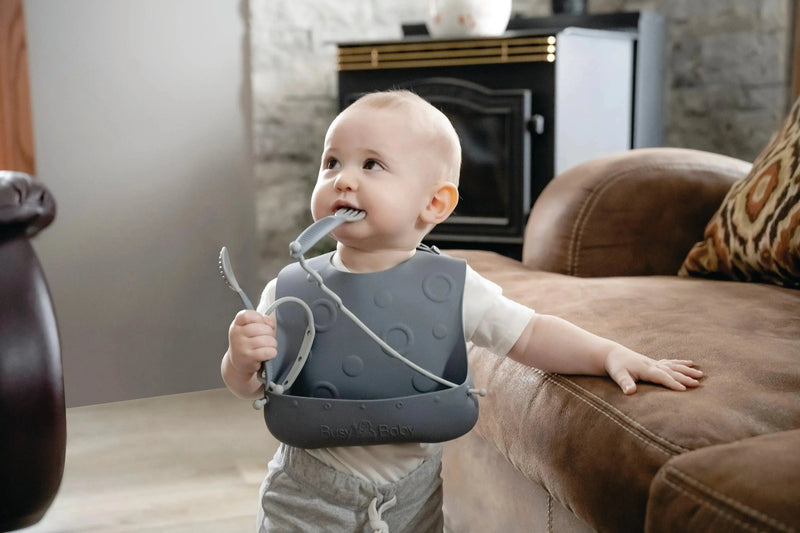 Conjunto de babador e utensílio para bebê ocupado