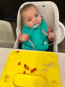 Conjunto de babador e utensílio para bebê ocupado