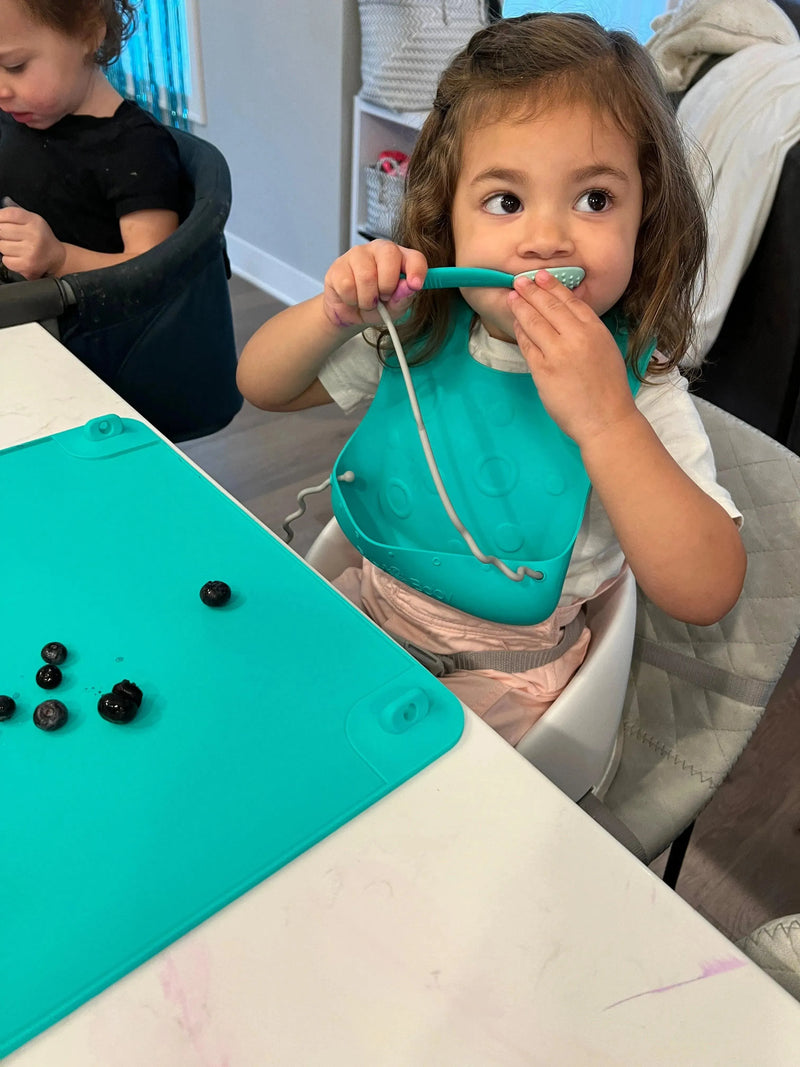 Conjunto de babador e utensílio para bebê ocupado