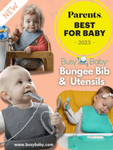 Conjunto de babador e utensílio para bebê ocupado