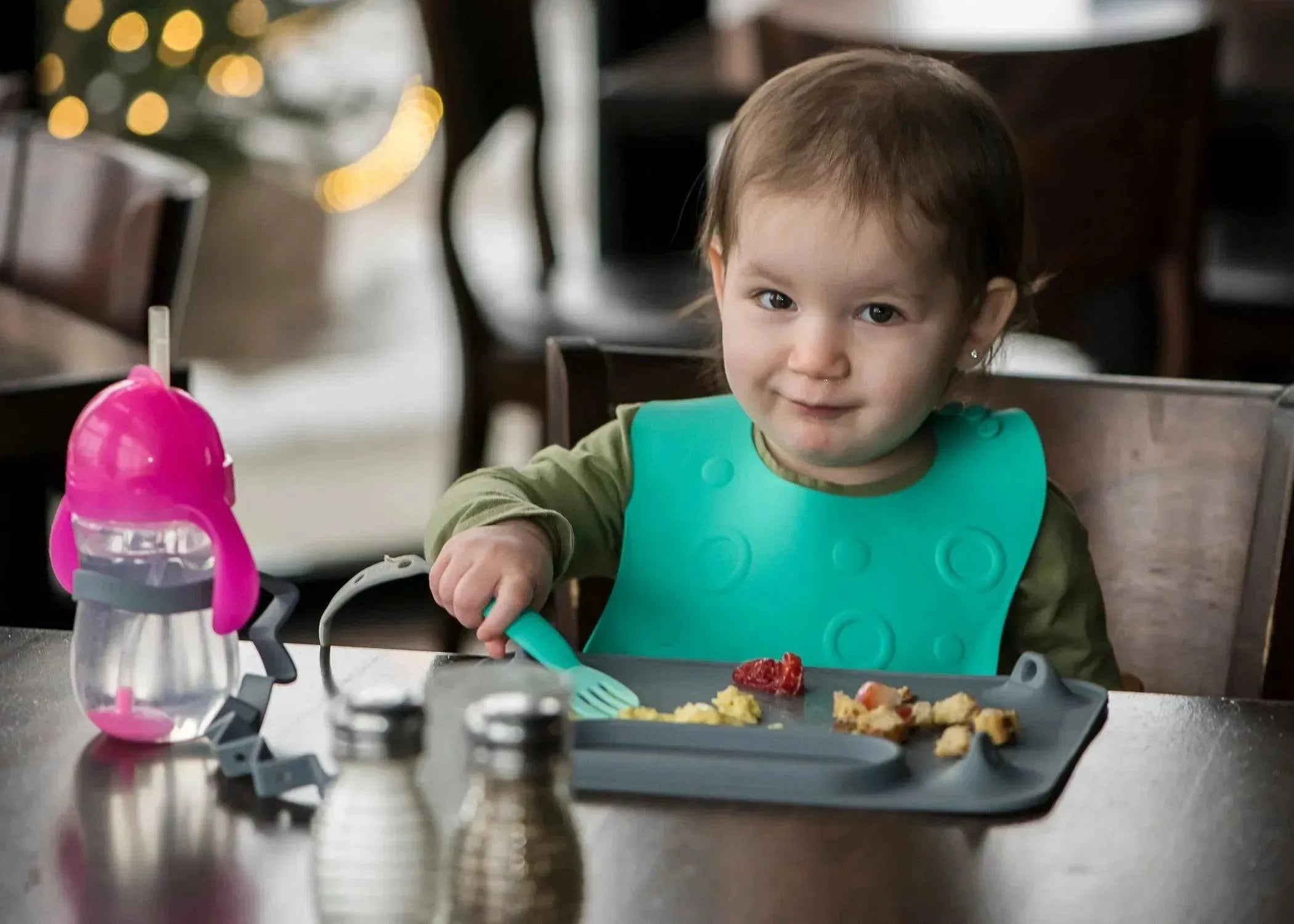 Conjunto de babador e utensílio para bebê ocupado