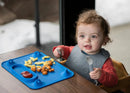 Conjunto de babador e utensílio para bebê ocupado