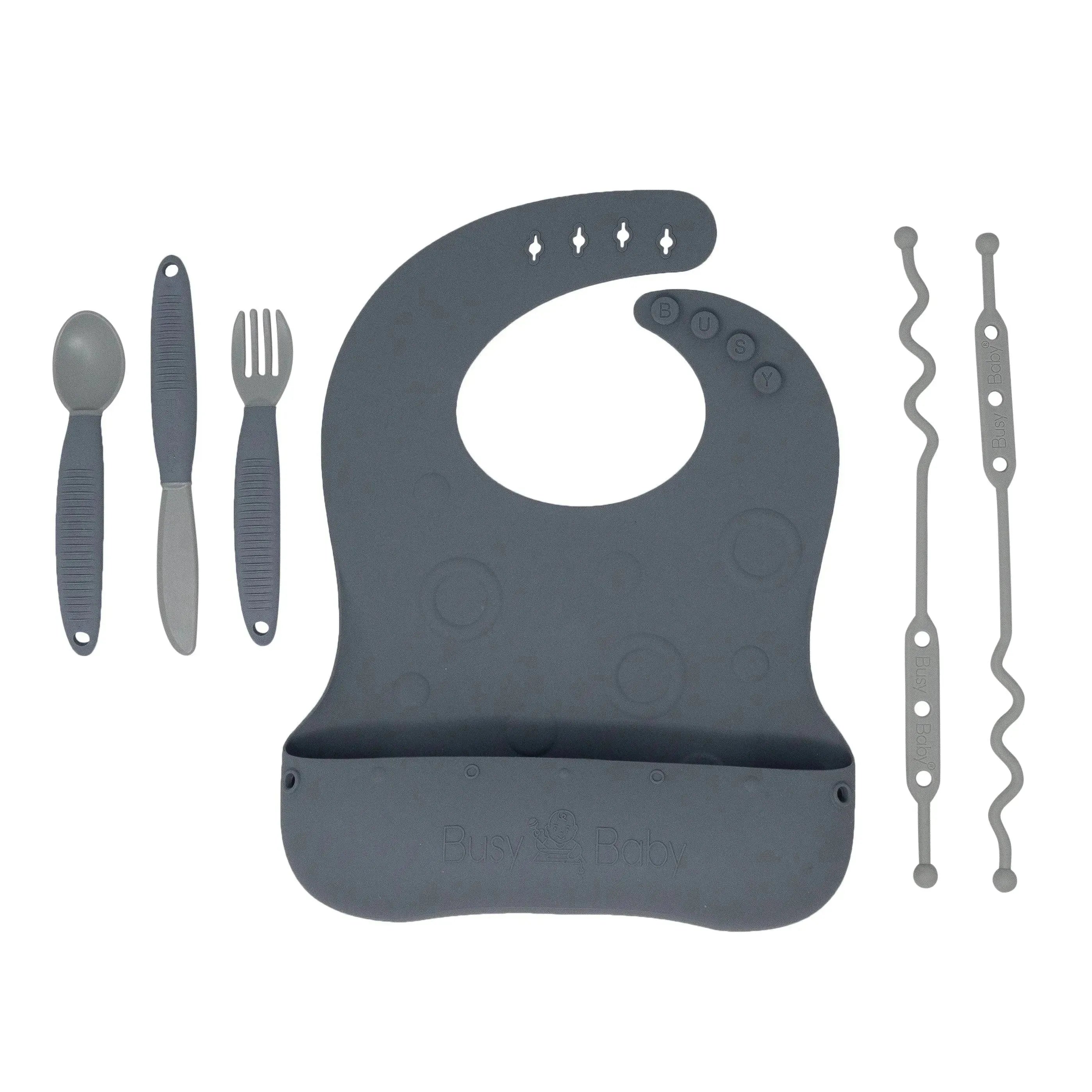 Conjunto de babador e utensílio para bebê ocupado