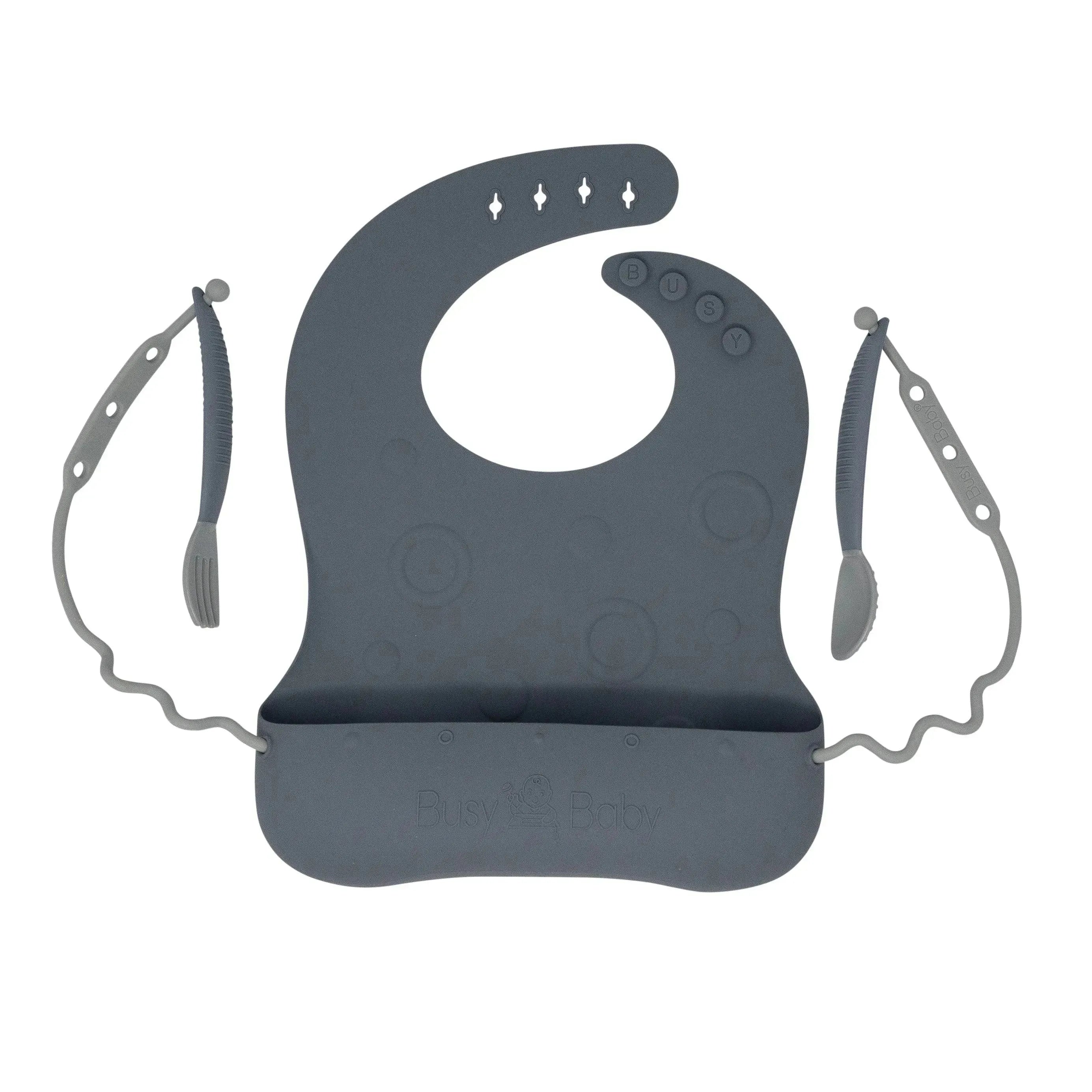 Conjunto de babador e utensílio para bebê ocupado