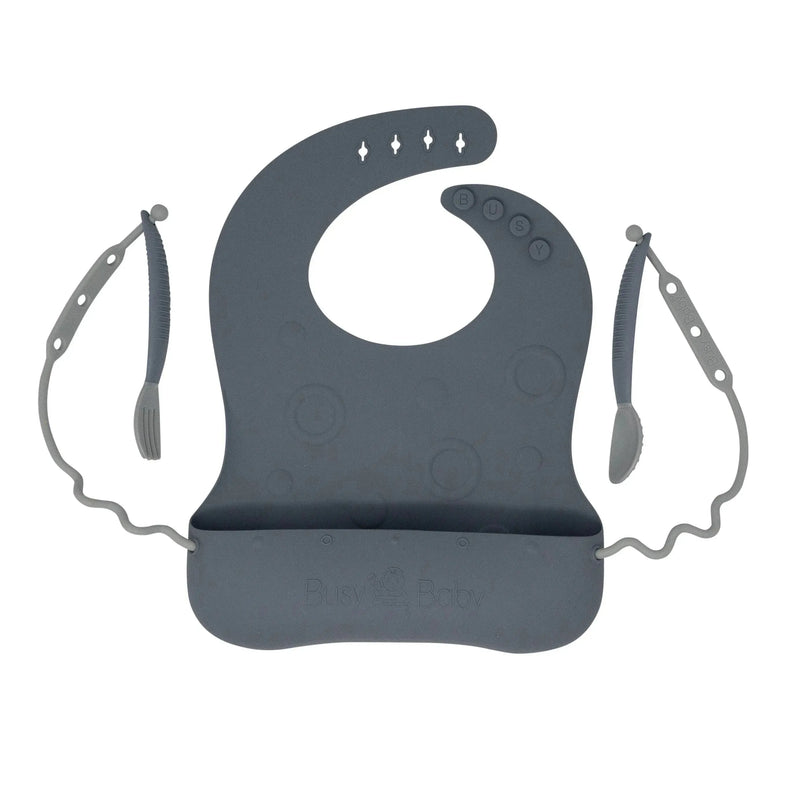 Conjunto de babador e utensílio para bebê ocupado