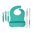 Conjunto de babador e utensílio para bebê ocupado