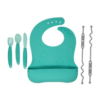 Conjunto de babador e utensílio para bebê ocupado