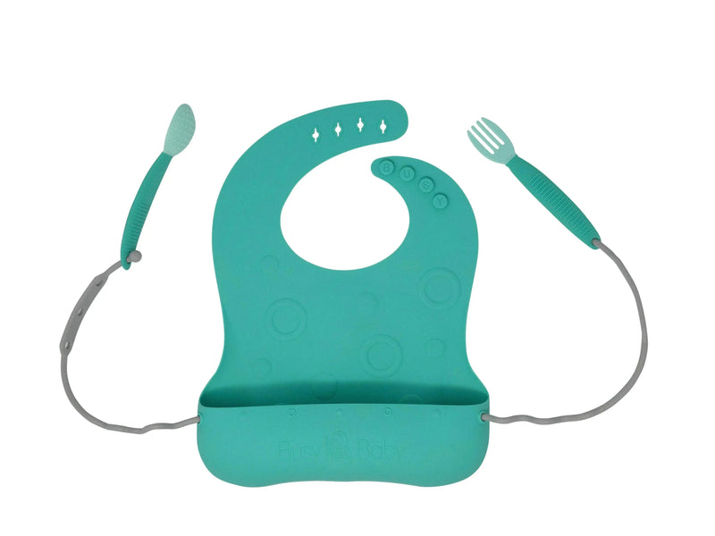 Conjunto de babador e utensílio para bebê ocupado